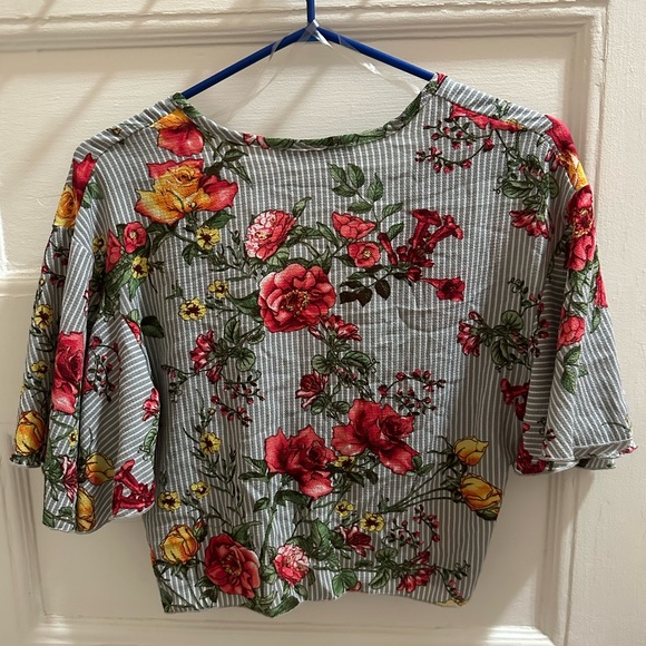 ❣️3/$30 STREETWEAR SOCIETY wrap floral crop top - Picture 2 of 7